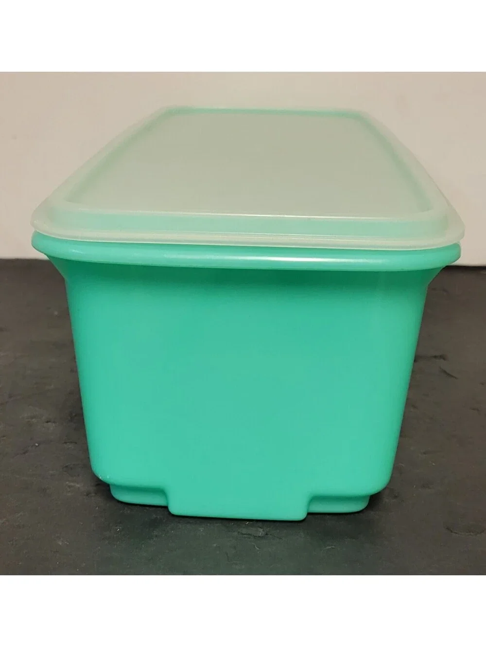Tupperware item being